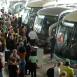 Movimentação intensa no pátio da Rodoviária do Rio, que deve receber mais de 536 mil passageiros durante o período do carnaval, com reforço de ônibus extras e pico de chegadas e saídas entre os dias 13 e 14 de fevereiro.
