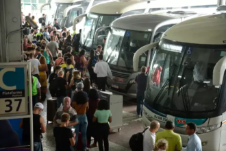 Movimentação intensa no pátio da Rodoviária do Rio, que deve receber mais de 536 mil passageiros durante o período do carnaval, com reforço de ônibus extras e pico de chegadas e saídas entre os dias 13 e 14 de fevereiro.