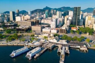 Vista aérea do Centro do Rio, com prédios corporativos e a região da Praça XV ao fundo: estoque de escritórios de alto padrão encolhe e pressiona empresas em busca de lajes maiores.