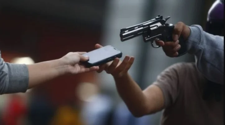 Comissão do Senado aprova projeto de Flávio Bolsonaro que aumenta penas de roubo e furto de celulares