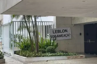 Helenas do Leblon protestam com cartazes