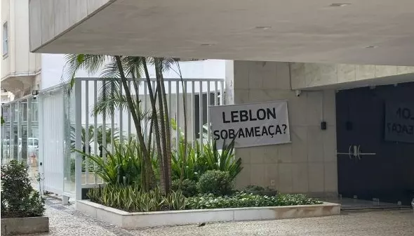 Helenas do Leblon protestam com cartazes