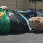 Homenagem a Lula termina em vexame: escola é rebaixada e provoca reação de parlamentares conservadores