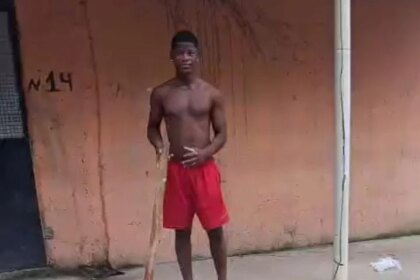 Homem mata cãozinho a pauladas em Piabetá