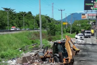 Lixo na rua em São João de Meriti, município da Baixada Fluminense