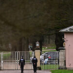 Agentes da polícia fizeram buscas em Royal Lodge - AFP