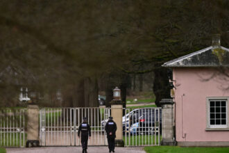Agentes da polícia fizeram buscas em Royal Lodge - AFP