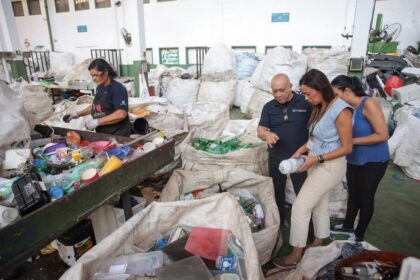 Pessoas fazendo seleção de lixo reciclével
