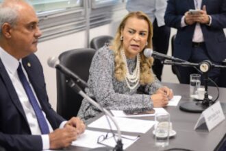 O presidente da Comissão de Contenção de Gastos da Alerj, Jair Bittencourt (PL), e a vice, Tia Ju (Republicanos)