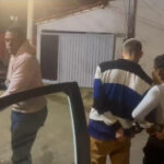 Momento da prisão da dupla pelos policiais civis, próximo a praça da Paz