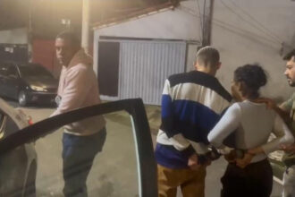 Momento da prisão da dupla pelos policiais civis, próximo a praça da Paz