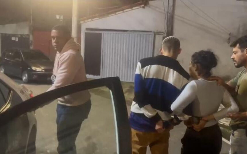 Momento da prisão da dupla pelos policiais civis, próximo a praça da Paz