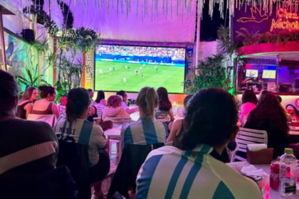 Imagens do restaurante Chez Michou, em Búzios, lotado de argentinos no primeiro jogo da Copa do Mundo de 2026