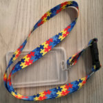 Cordão com símbolo do autismo
