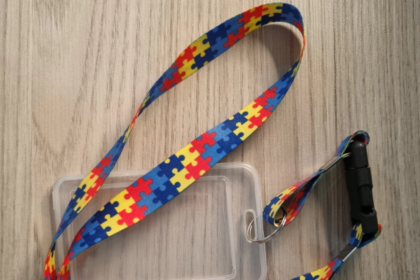 Cordão com símbolo do autismo