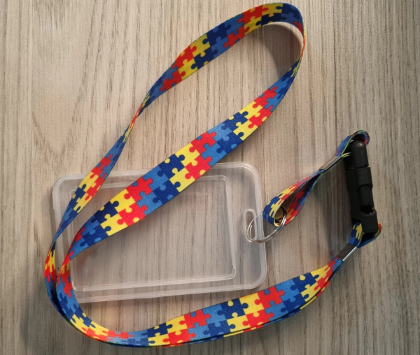 Cordão com símbolo do autismo