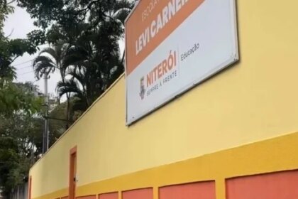 Escola de Niterói vira improviso: pais na portaria e autistas sem professores de apoio