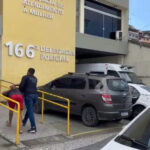 Bruno Felix da Silva, 30, preso, sendo conduzido pelos policiais &agrave; delegacia de Angra