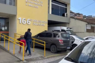Bruno Felix da Silva, 30, preso, sendo conduzido pelos policiais &agrave; delegacia de Angra