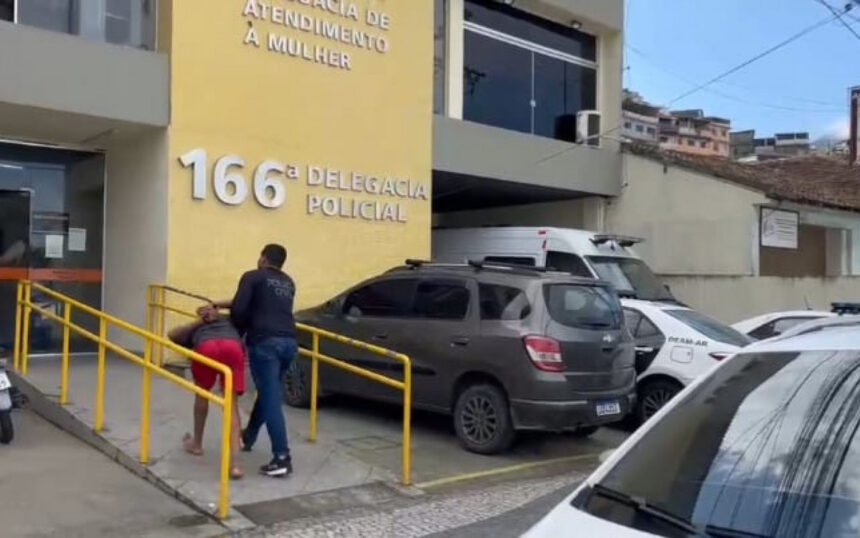 Bruno Felix da Silva, 30, preso, sendo conduzido pelos policiais à delegacia de Angra