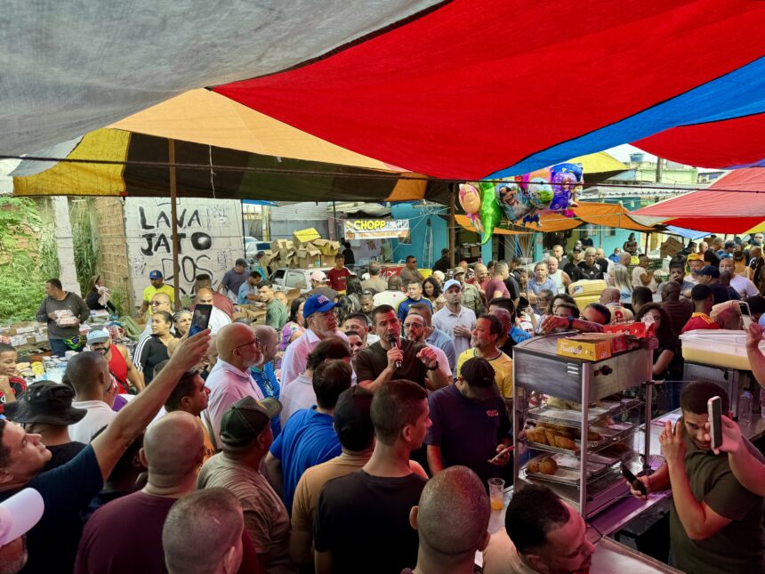 Douglas Ruas, presidente da Alerj e pré-candidato do PL ao Governo do Estado do Rio de Janeiro, discursa durante caminhada na Feira de Areia Branca, em Belford Roxo, na Baixada Fluminense, cercado por apoiadores, comerciantes e moradores.