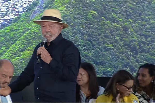 Lula durante discurso do PAC Jardim Maravilha
