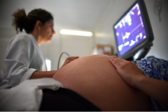 Mulher passa por ultrassom em consulta médica Mortalidade materna