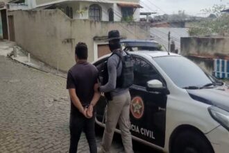 Casal de idosos é flagrado fazendo sexo em banheiro público