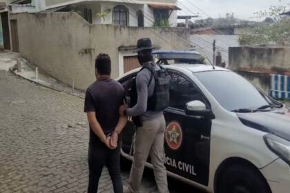 Casal de idosos é flagrado fazendo sexo em banheiro público