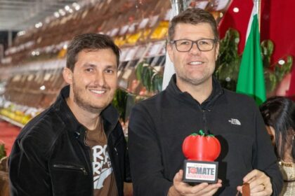 O prefeito de Paty do Alferes, Dr. Julinho Juju (PL), e o deputado e ex-secretário estadual de Turismo Gustavo Tutuca (PP): liberação milionária para eventos, incluindo a Festa do Tomate
