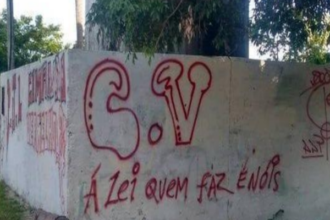 Pichação em muro do comando vermelho