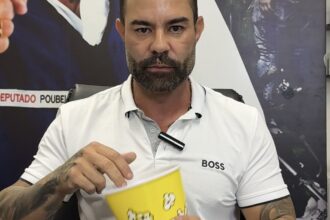 Poubel rebate denunciada enquanto come pipoca
