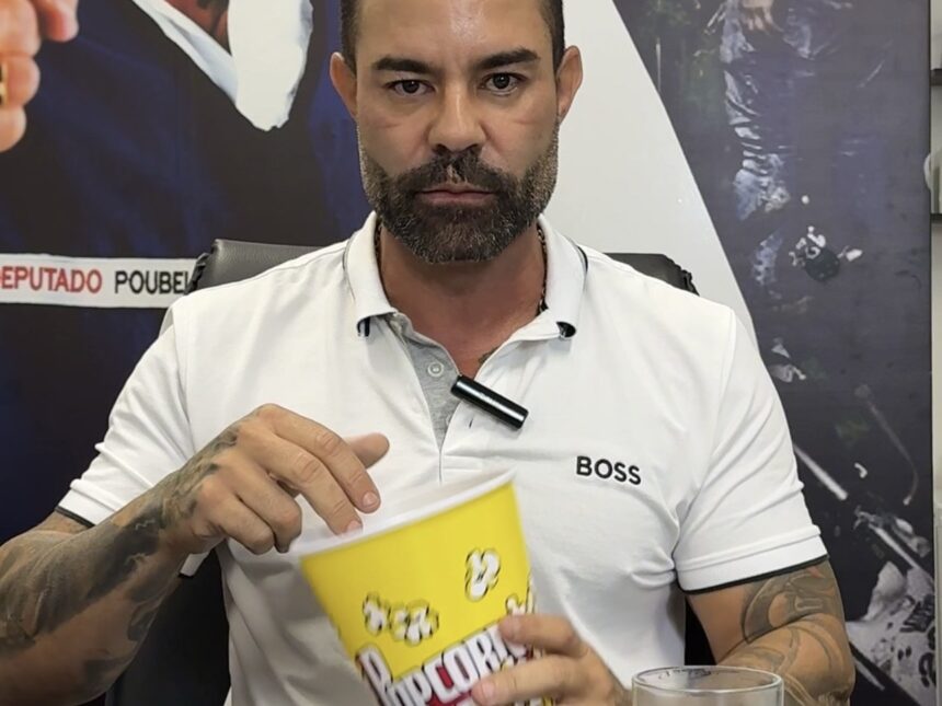 Poubel rebate denunciada enquanto come pipoca