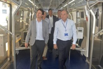 Rodrigo Vieira em viagem inaugural de um dos trens fabricados para o sistema ferroviário do Rio de Janeiro, em 2018.