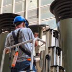 Funcionário realiza serviço de pintura e manutenção nas chaminés dos geradores instalados no Edifício Lúcio Costa, sede administrativa da Alerj, durante o recesso parlamentar.