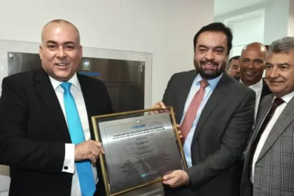 O então presidente do Rio Metrópole, Davi Perini Vermelho, o Didê, e Cláudio Castro na inauguração da nova sede do Instituto