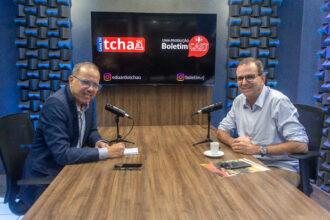 O jornalista Eduardo Tchao e o ex-prefeito do Rio de Janeiro e pré-candidato ao Governo do Estado pelo PSD, Eduardo Paes, posam durante a gravação do sexto episódio do Boletim Cast. Os dois estão sentados à mesa do estúdio, com microfones à frente, enquanto um monitor ao fundo exibe as logomarcas do Canal do Tchao e do Boletim Cast.