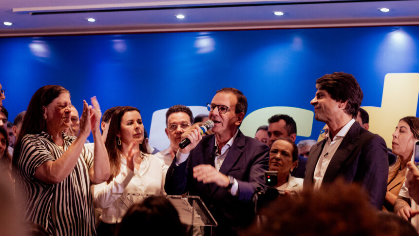 Eduardo Paes discursa durante cerimônia do PSD que oficializou sua pré-candidatura ao Governo do Rio, ao lado de Jane Reis e Pedro Paulo.