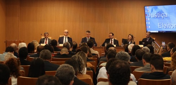 Reunião de Claudio de Mello Tavares com os partidos no TRE-RJ