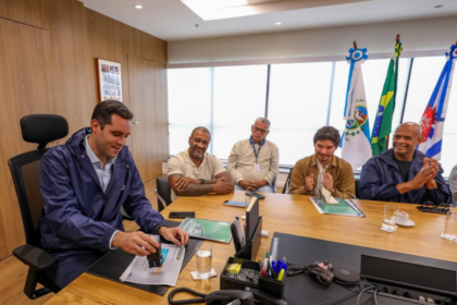 Prefeito Eduardo Cavaliere (PSD) autorizou investimento na Feira de São Cristóvão ao lado do gestor Pedro Porto (casaco marrom)