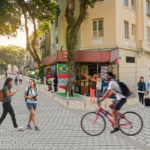 Imagem ilustrativa mostra como ficará o entorno da Escadaria Selarón após a revitalização, com ruas niveladas, piso intertravado, pedestres caminhando, ciclista circulando e áreas destinadas à convivência no Centro do Rio.