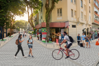Imagem ilustrativa mostra como ficará o entorno da Escadaria Selarón após a revitalização, com ruas niveladas, piso intertravado, pedestres caminhando, ciclista circulando e áreas destinadas à convivência no Centro do Rio.