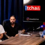 Poubel e o filho, pré-candidato à Alerj, posam ao lado do jornalista Eduardo Tchao durante a gravação do Boletim Cast, em estúdio com mesa, microfones e painel do programa ao fundo.