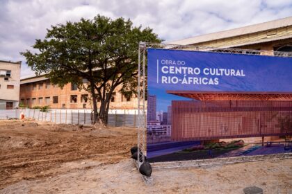 Canteiro de obras do Centro Cultural Rio-Áfricas, na Zona Portuária do Rio, com painel que apresenta o projeto arquitetônico.