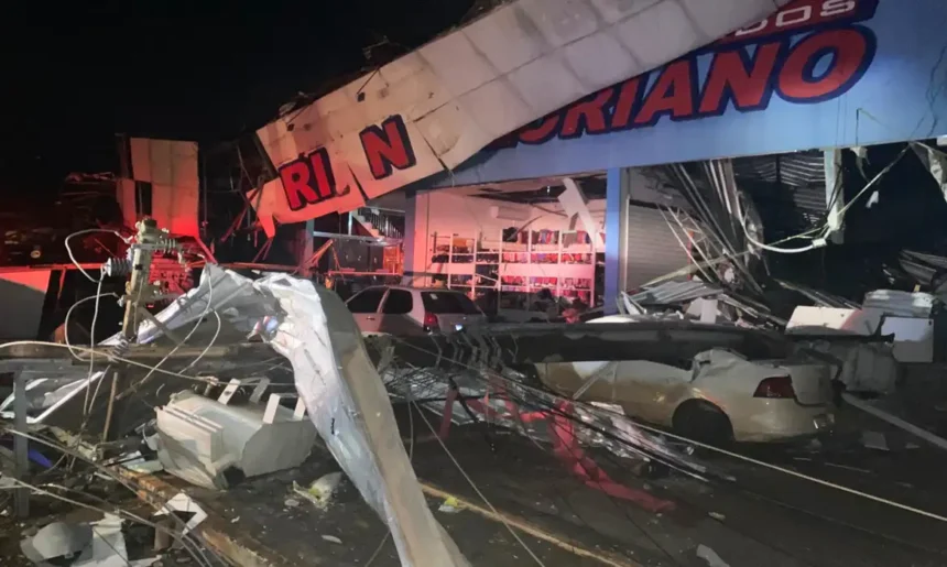 Estrutura de estabelecimento destruída e veículos atingidos após a passagem do ciclone bomba no Rio Grande do Sul.