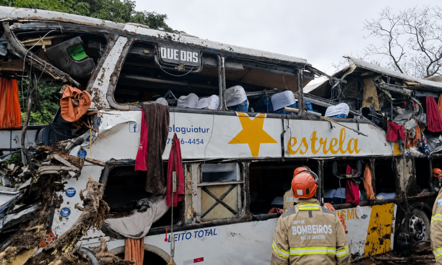 Bombeiro observa ônibus da Estrela Guia destruído após acidente na BR-040, em Petrópolis.