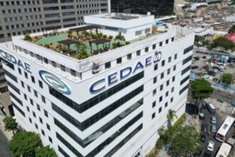 A Cedae perdeu R$ 515,6 milhões em aplicações no Banco Master e em acordos judiciais, e registrou prejuízo operacional em 2025