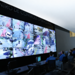 Operadores acompanham imagens de câmeras no Centro de Controle Operacional de Campos.