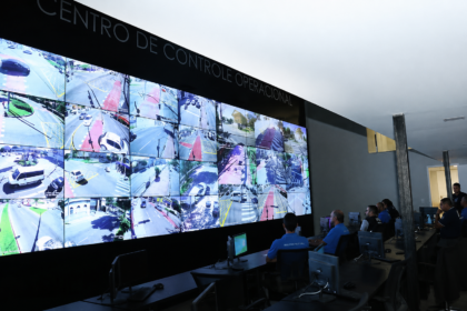Operadores acompanham imagens de câmeras no Centro de Controle Operacional de Campos.