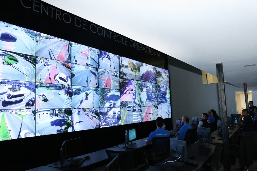 Operadores acompanham imagens de câmeras no Centro de Controle Operacional de Campos.